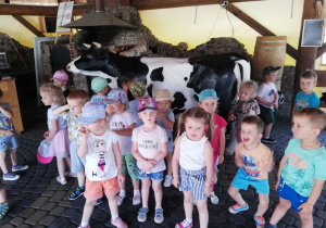 Grupa dzieci 3-letnich w stodole.